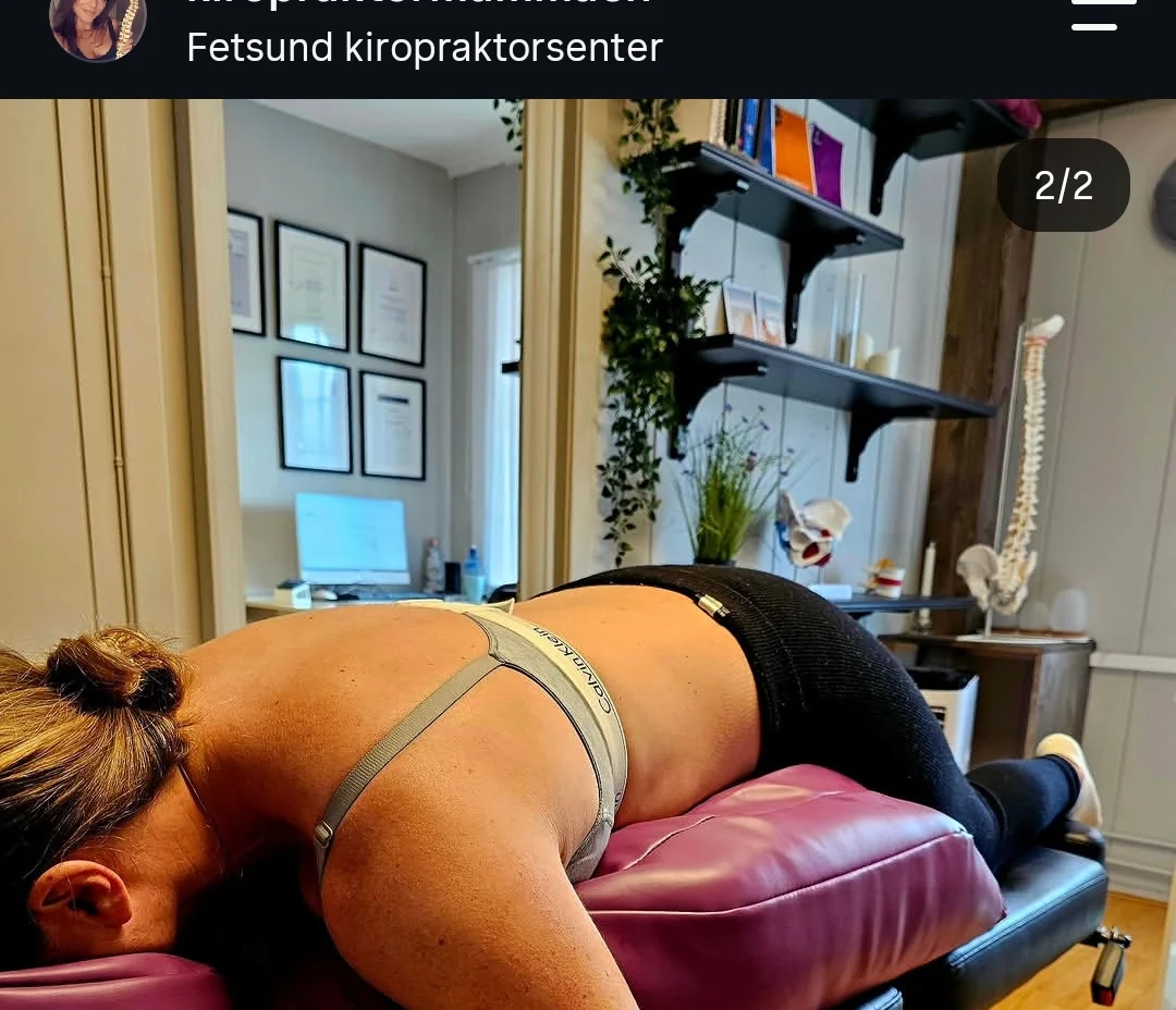 Gravid pasient ligger avslappet på magen på gravidputa på behandlingsbenken