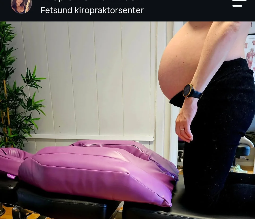 Gravid pasient står ved benken med gravidputa, som har en fordypning til magen
